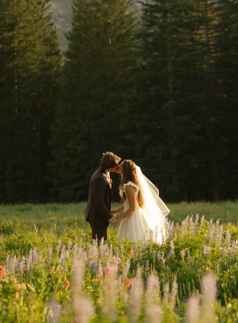 Close up wedding ring shot with boquet | Wood Films Utah Photography & Videography
