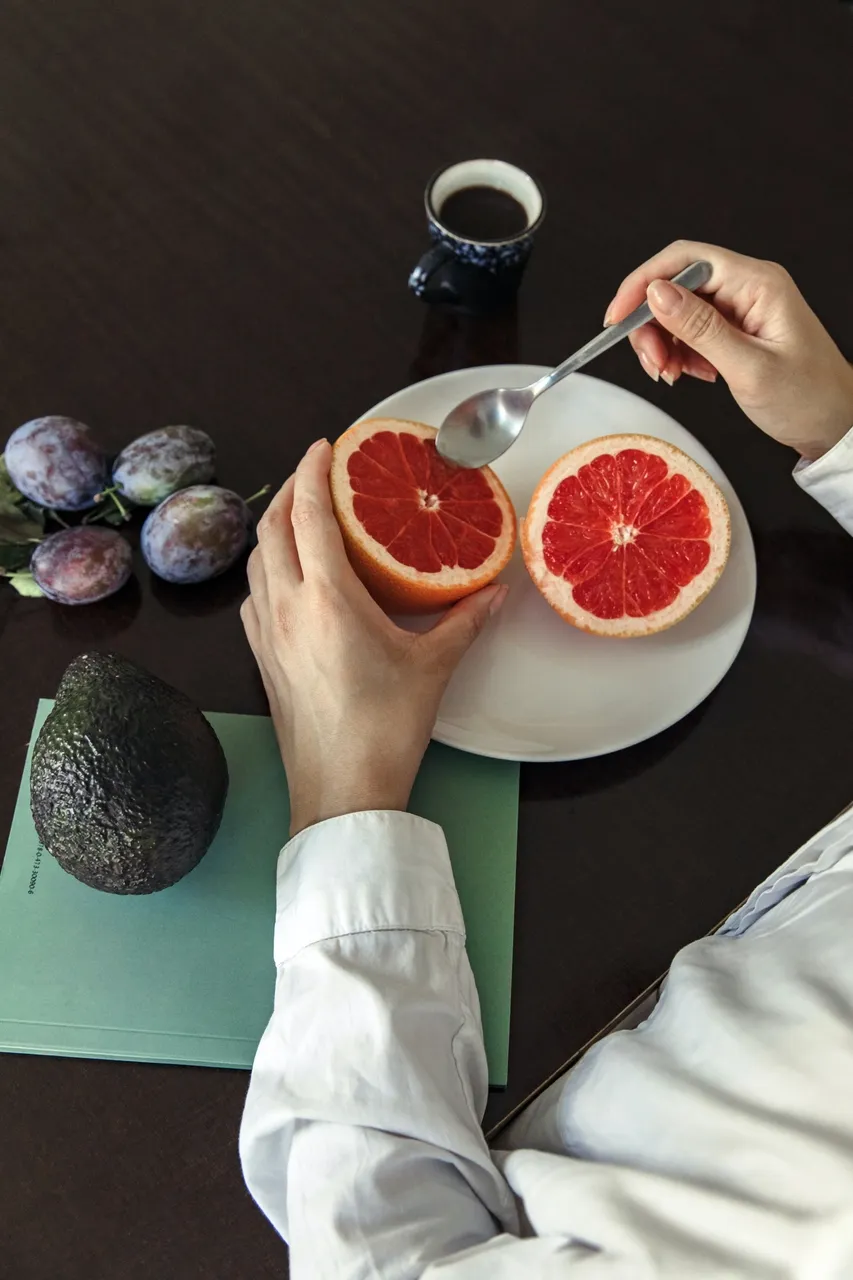 Femme qui présente son assiette de rééquilibrage alimentaire