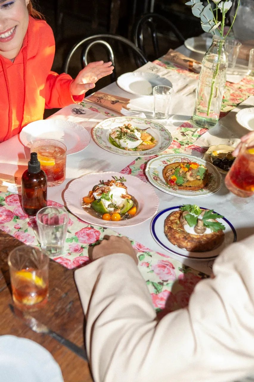 Assiette d'une femme qui fait un rééquilibrage alimentaire