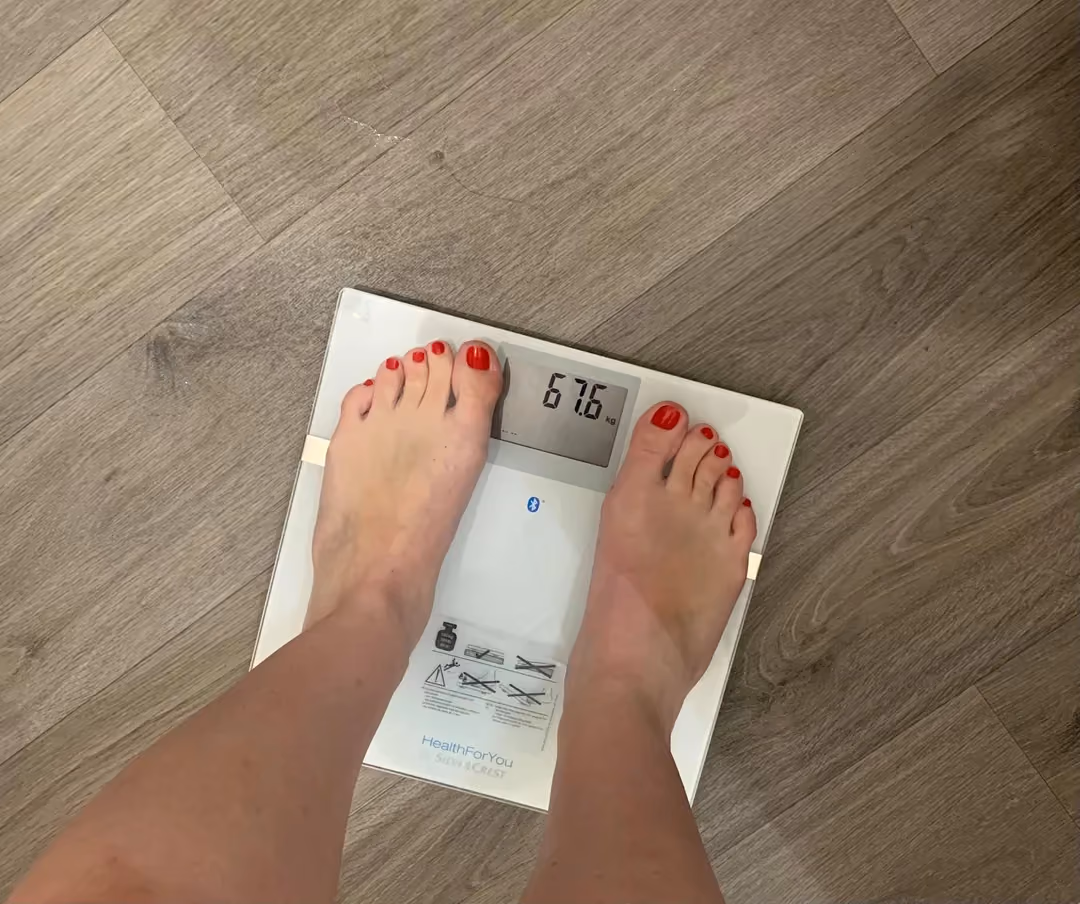 Manon est fière de son poids sur la balance