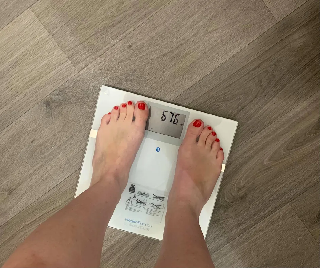 Manon is proud of her weight on the scale