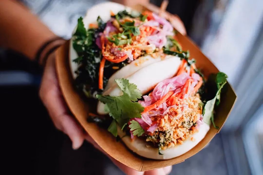 Je tiens entre mes mains un magnifique bao burger avec le poulet et les différents légumes.
