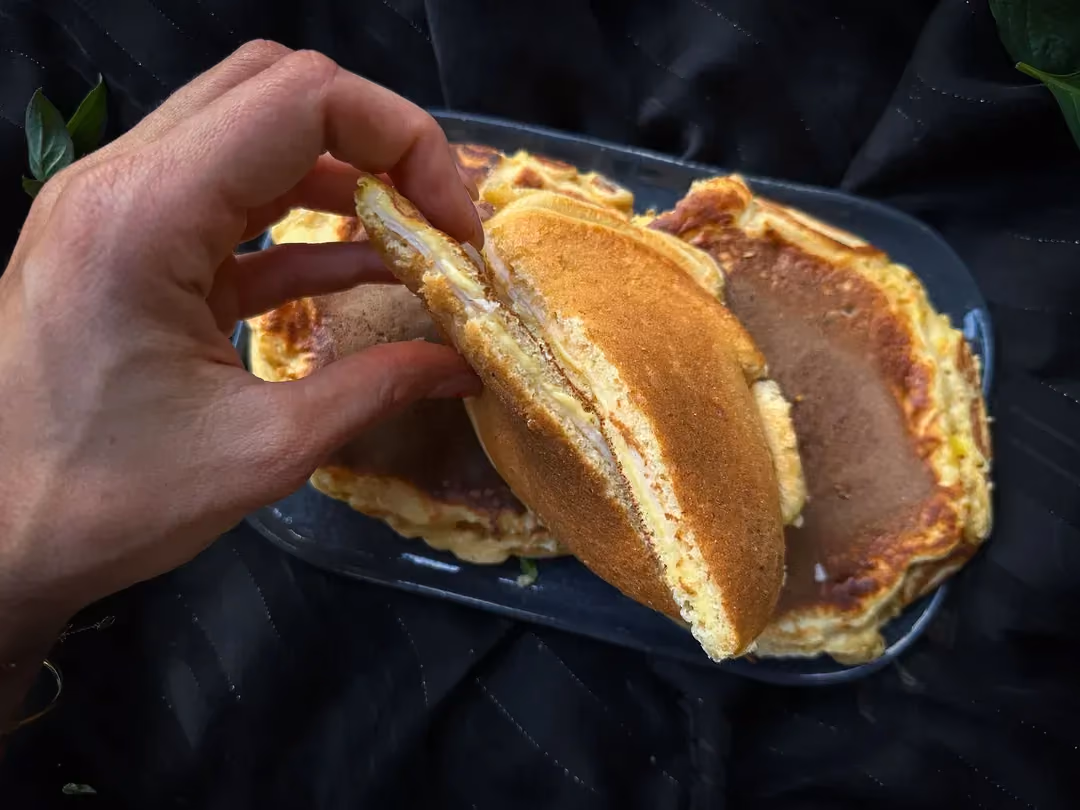 Les pancakes sont fourrés au cheddar et au blanc de poulet et ils sont accompagnés d'une salade verte.