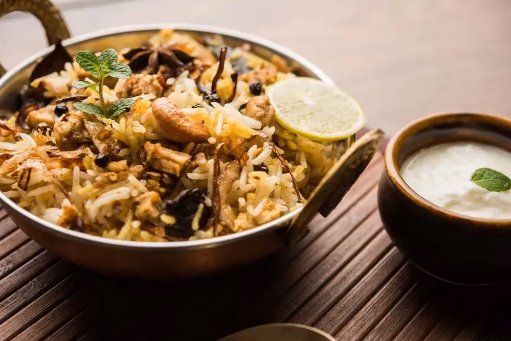 Présenté dans son plat de cuisson, on retrouve le biryani de poulet avec le riz basmati et les différentes épices.