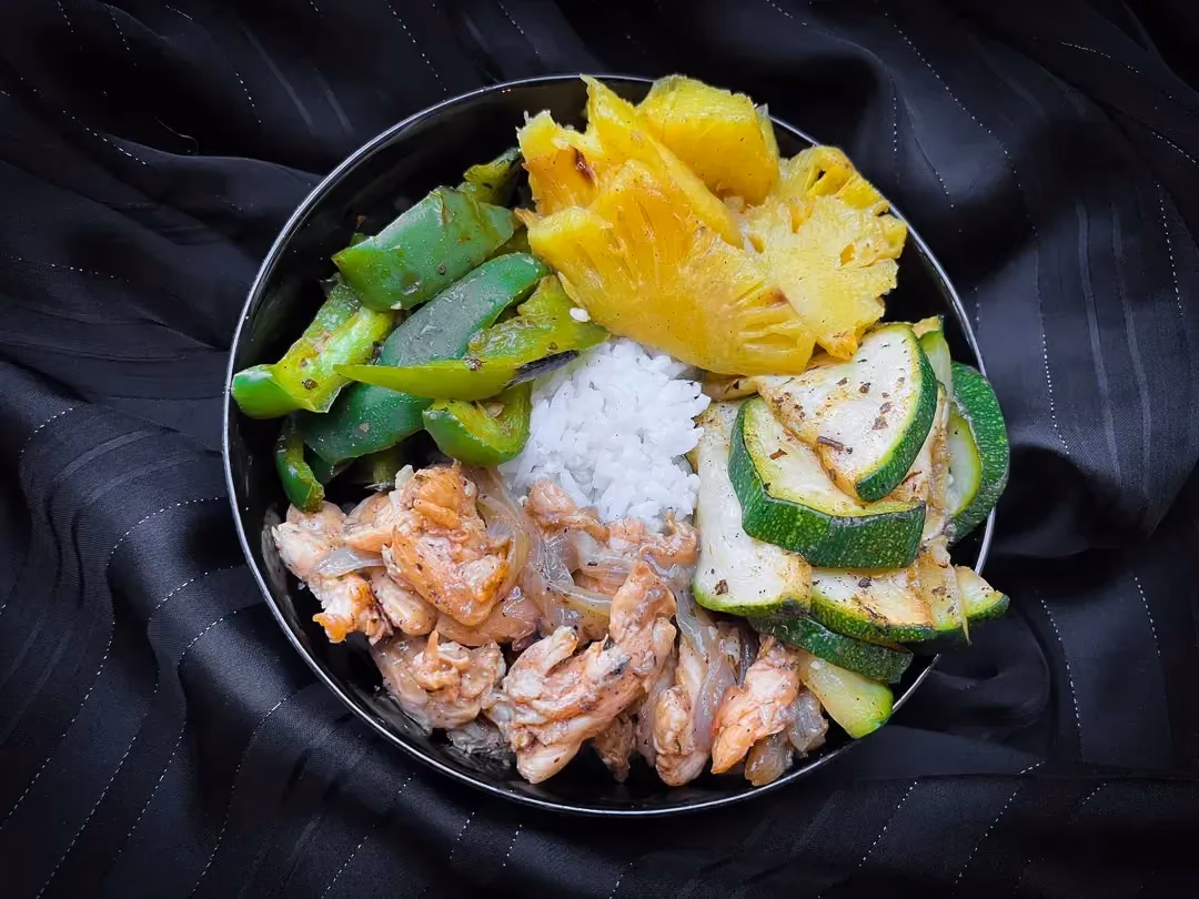 Ce Bol hawaïen est composé de riz, de courgette, de poulet et bien sûr d'ananas.