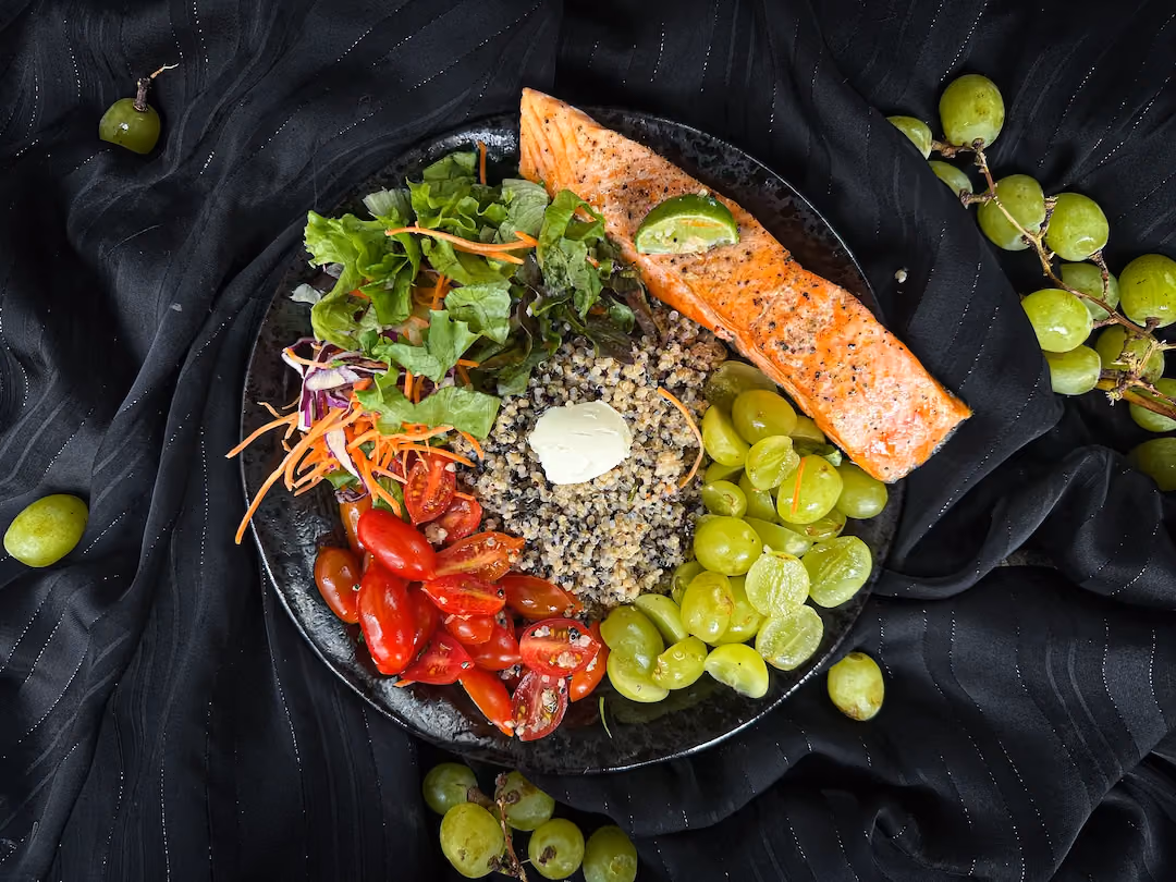 Dans une assiette noire, les différents aliments qui composent ce bol constituent un magnifique bouquet de couleurs.