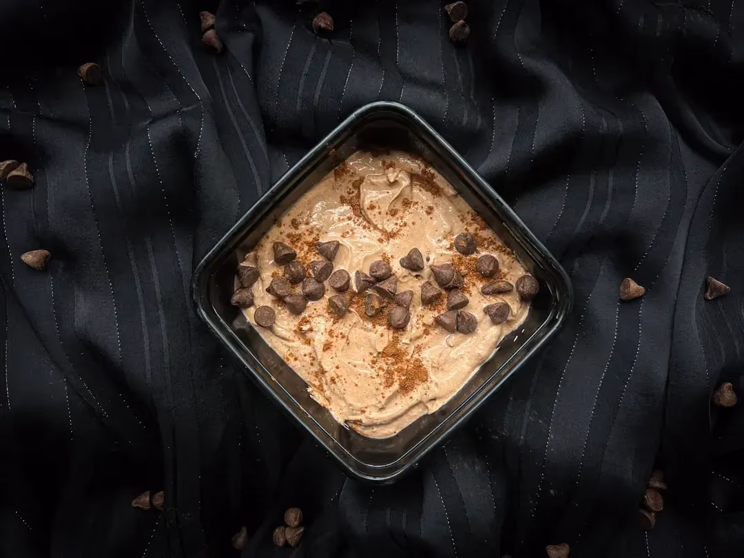 Dans un bol en faïence bleu et blanc se trouve le fromage blanc et le chocolat à l'aspect d'un