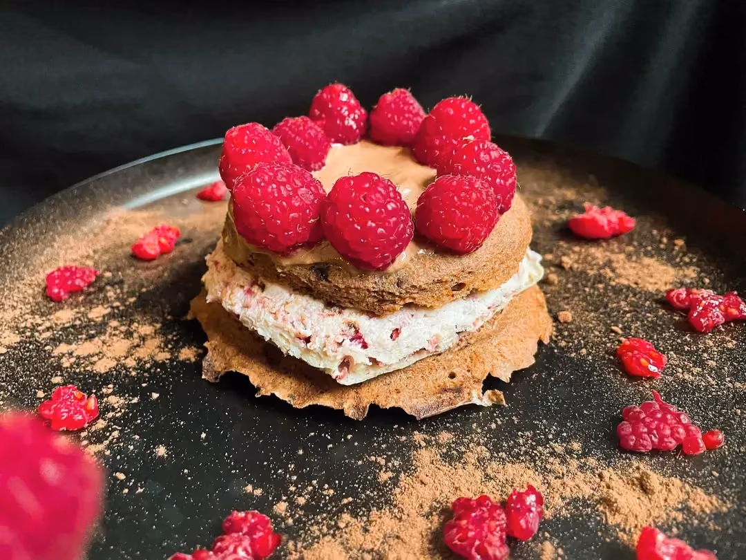 Le bowl cake laisse apparaître les différentes couches de ganache. Le topping est assuré par de belles framboises.