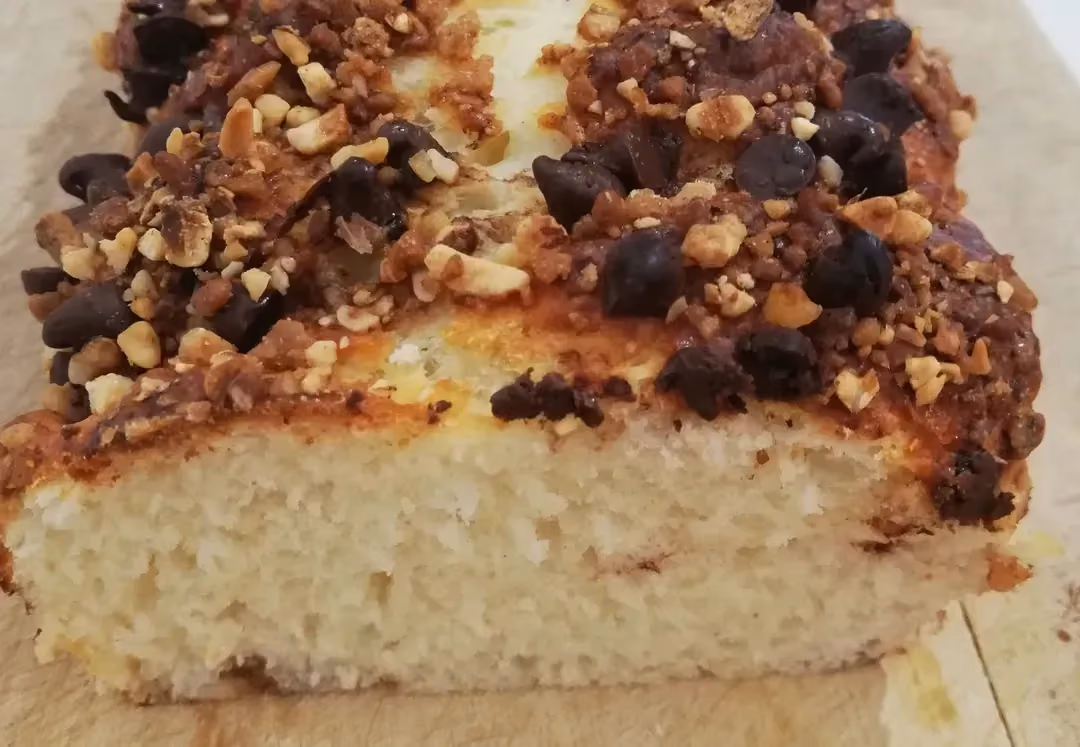 Une grosse tranche de brioche montre tout son moelleux et au dessus se trouve la garniture avec le chocolat et le pralin.