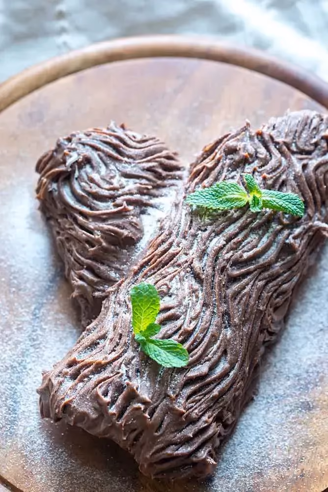 La génoise est recouverte d'une grosse couche de chocolat. On a pris le temps de faire des sillons pour simuler une vrai bûche.