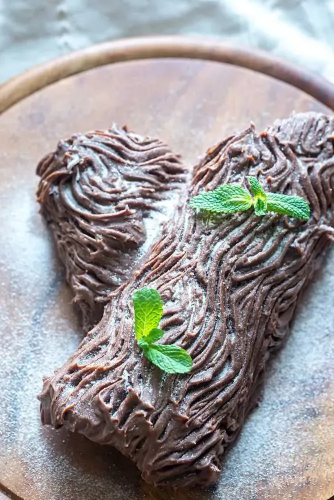 The sponge cake is covered with a thick layer of chocolate. We took the time to make grooves to mimic a real Yule log.
