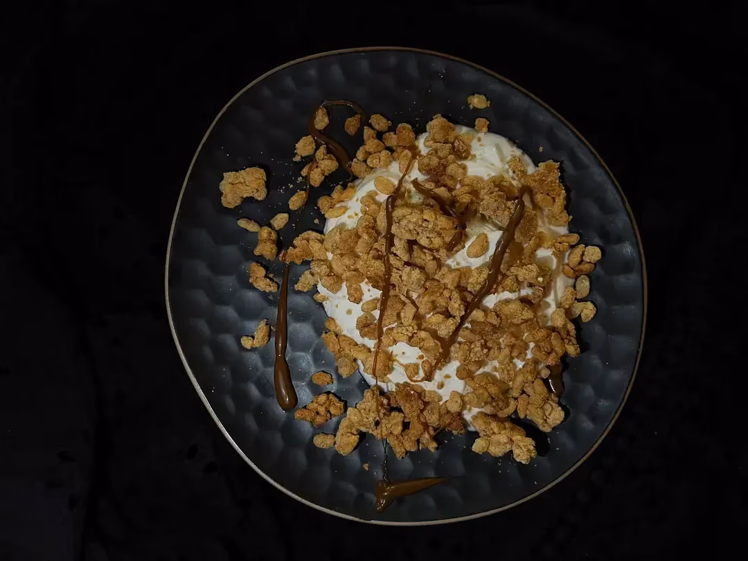 Le riz soufflé et la purée de cacahuètes se trouvent dans un petit saladier de couleur bleu foncé.