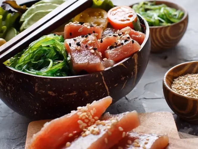 Dans un grand bol se trouve le chirashi de konjac composé de thon frais cru coupé en fines tranches, de perles de kojak, d'avocat et de citron.