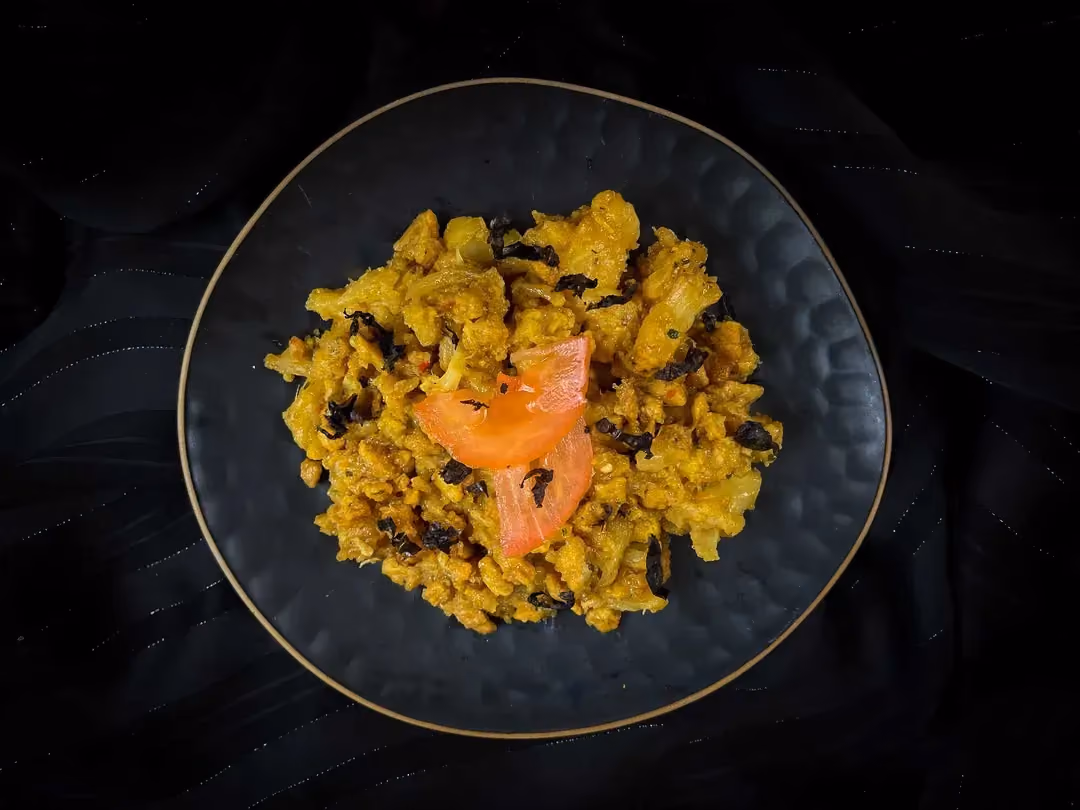 Cette recette est composée de chou-fleur, le goût est renforcé par de nombreuses épices comme le gingembre, le curry, le curcuma et le paprika.