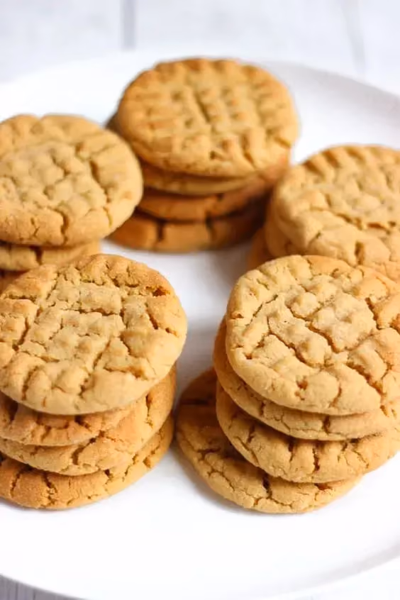 Sur une assiette de couleur blanche se trouve cinq piles de quatre cookies à l'aspect appétissant !