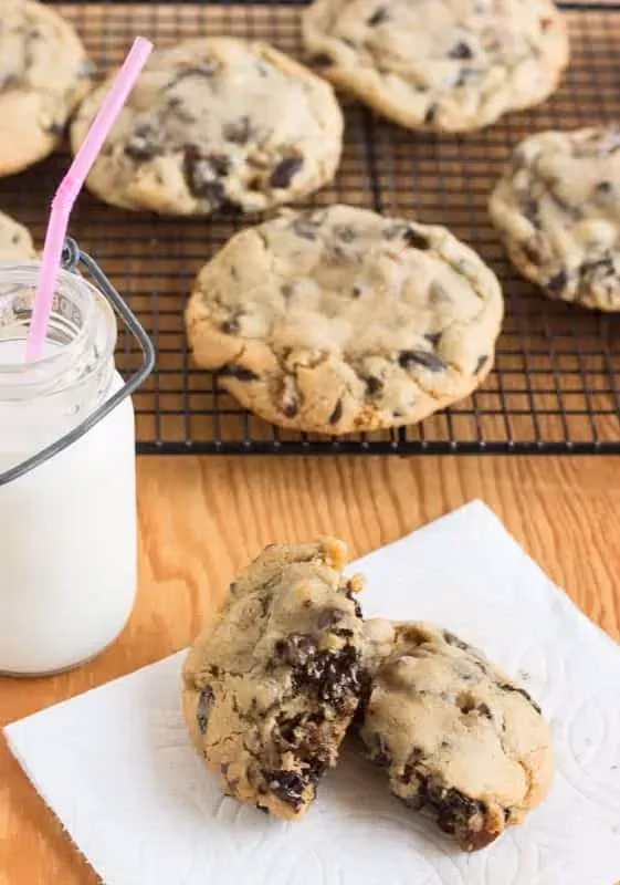 Les cookies aux pépites de chocolat sont déposés sur une grille métallique.
