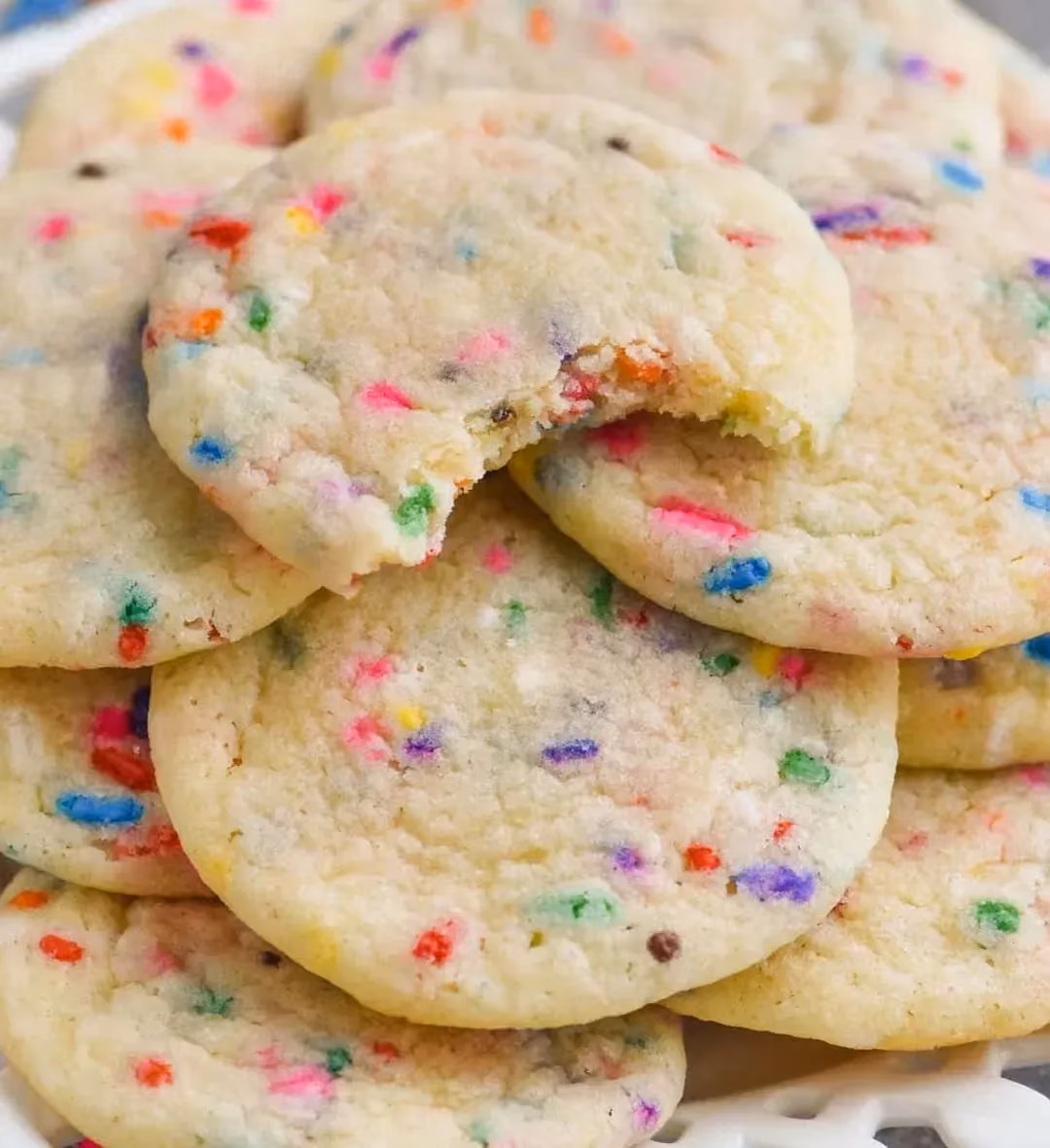 Des cookies festifs avec de petites touches de couleur grâce aux vermicelles multicolores. Du plus bel effet pour les jours de fêtes !