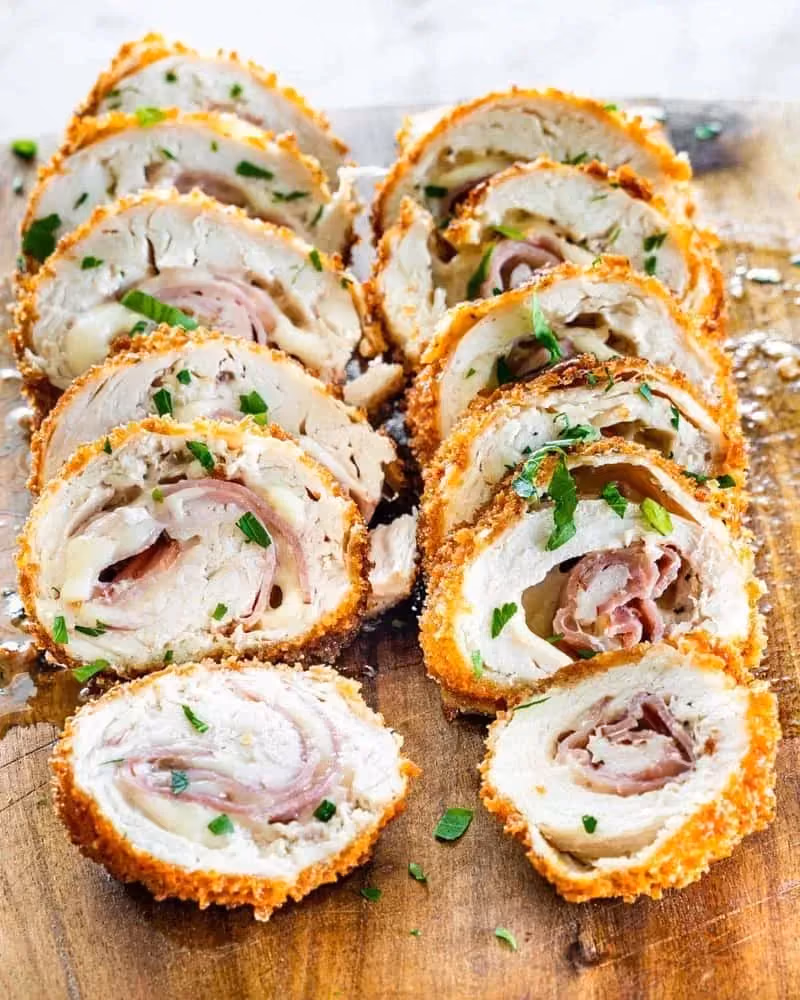 Les cordons bleus au poulet montrent le jambon de poulet ainsi que le fromage fondu.