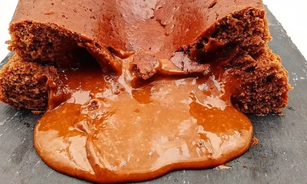 La sauce chocolat brillante s'étale généreusement hors du gâteau, coulant au chocolat.