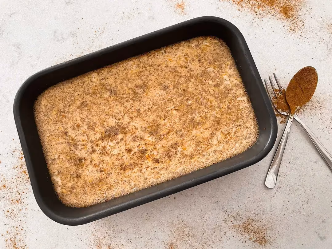 Présentée dans un plat à gratin de couleur noir, cette crème dessert à pris une jolie couleur orangée grâce à l'orange.