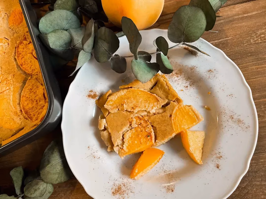 Le Cuajada après cuisson prend la couleur des pêches (jaune-orangé). Présenté dans une assiette creuse, il est coupé en morceaux inégaux.