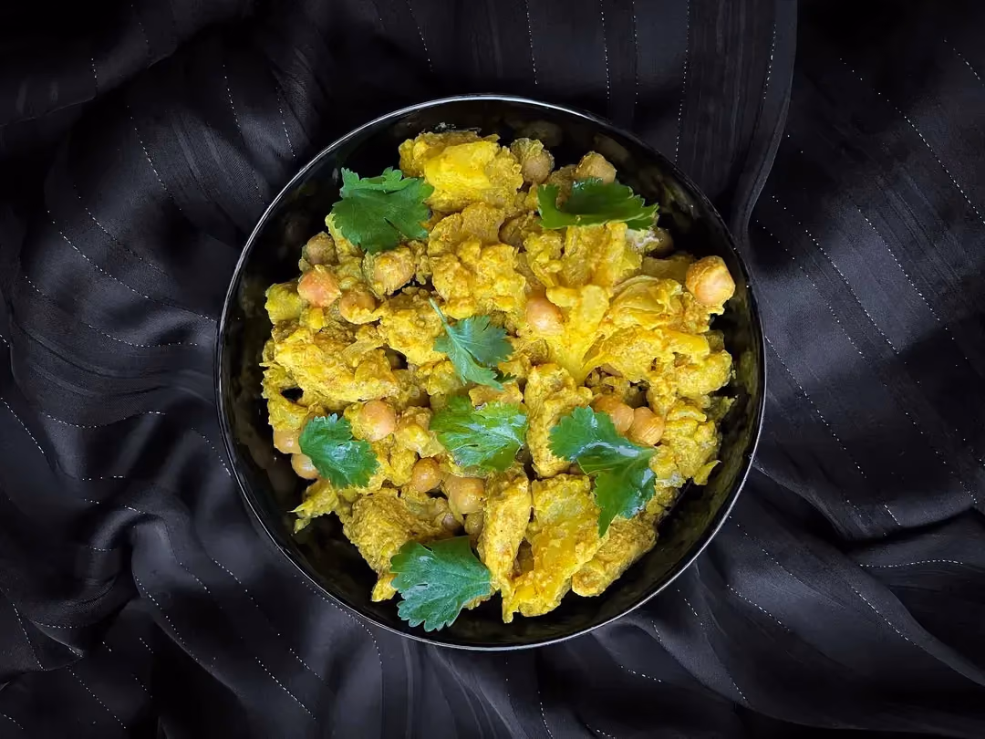 C'est le curry qui donne cette jolie couleur jaune aux différents ingrédients de la recette. Curry de chou-fleur, pois chiches et poulet.