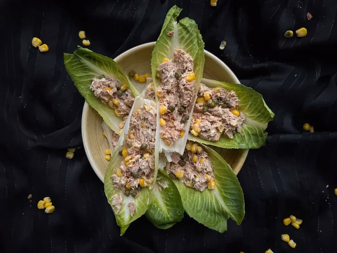 Les endives disposées en étoile font penser à une fleur. Elles servent de barquettes pour recevoir la préparation de thon, maïs et Vache qui rit.
