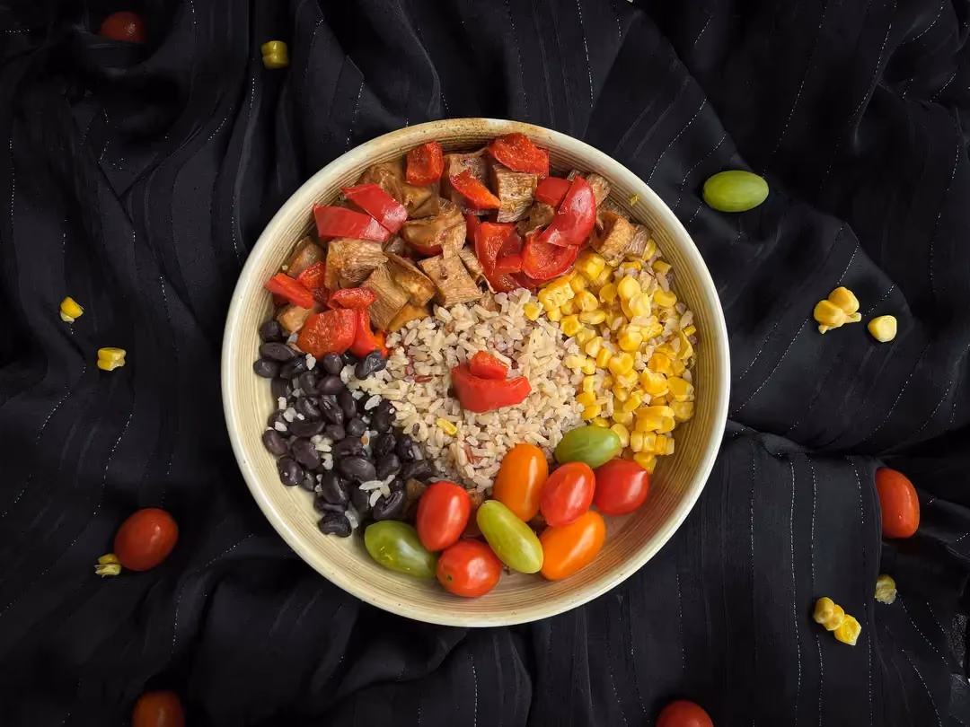 Au milieu du plat se trouve le riz et tout autour on retrouve le poulet ainsi que les différents légumes. Tout simplement magnifique !