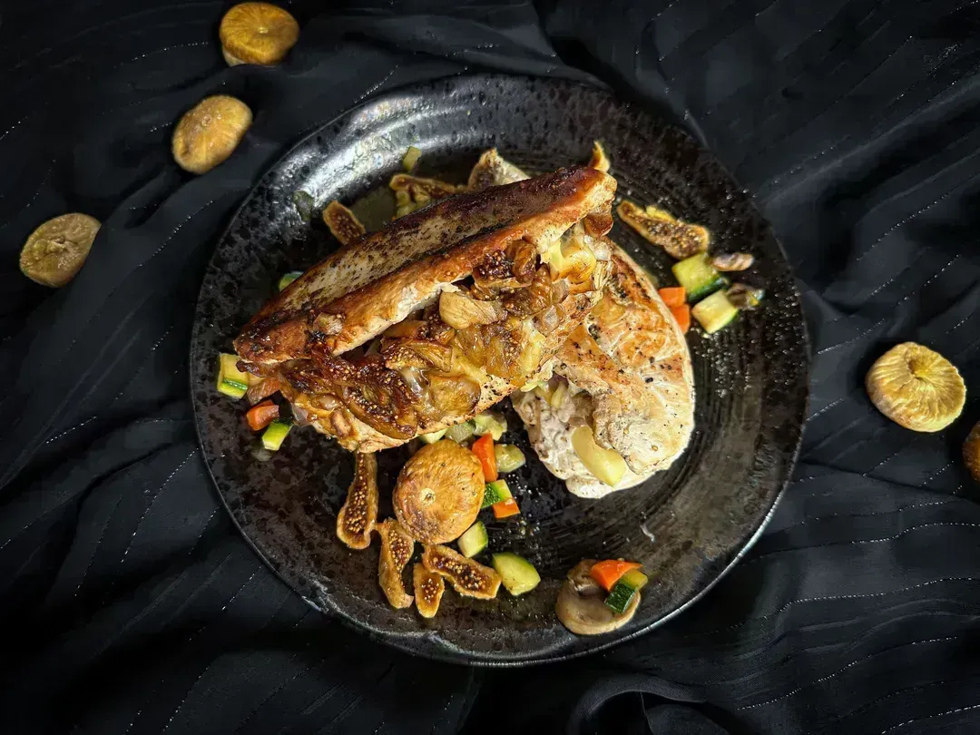 L'escalope de poulet fourrée au Brie et figues séchées se présente comme un sandwich.