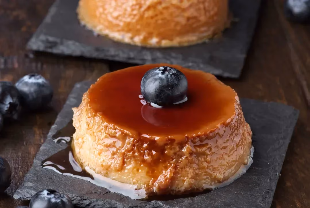 Déposé sur une plaque de cuisson, le flan est recouvert d'une sauce caramel.