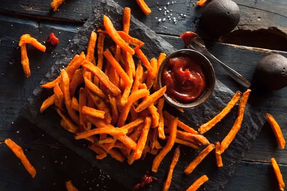 Les frites de patate douce à la chair orange grâce au paprika présentent leurs plus belles couleurs.