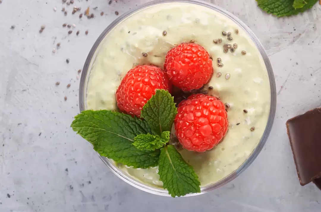 Dans un petit saladier se trouve le fromage blanc au thé matcha. Trois belles et grosses fraises constituent le topping.