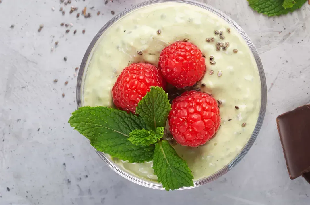 Dans un petit saladier se trouve le fromage blanc au thé matcha. Trois belles et grosses fraises constituent le topping.