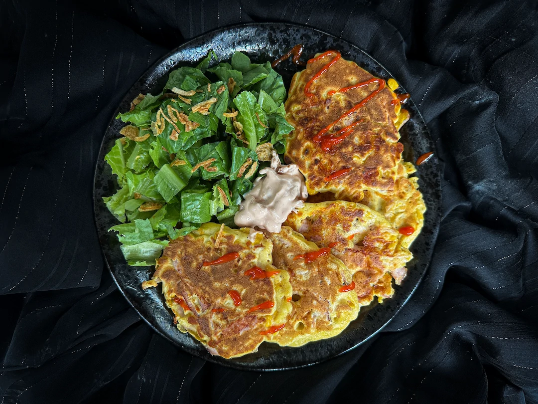 La recette de galette de maïs, cheddar et jambon est présentée dans un petit saladier de couleur bleu.