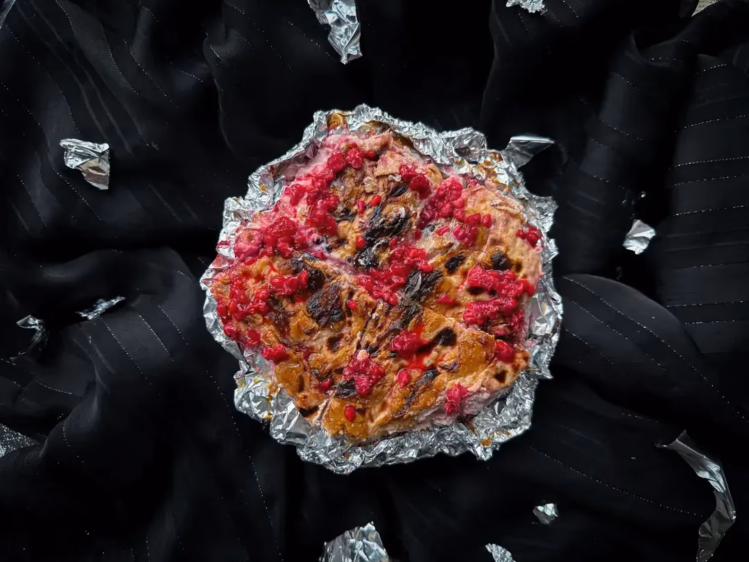 Le gâteau au skyr, framboises et purée de cacahuètes est présenté sur du papier aluminium.