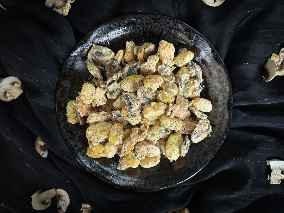 In a large blue salad bowl, the gnocchi are coated in ricotta and mustard sauce.
