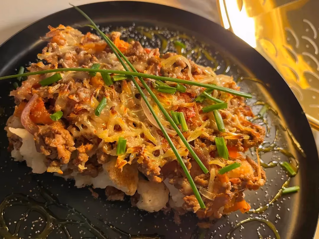 Exceptionally, this bolognese cauliflower gratin isn't served in a baking dish, but in a skillet. Which doesn't change the taste at all.