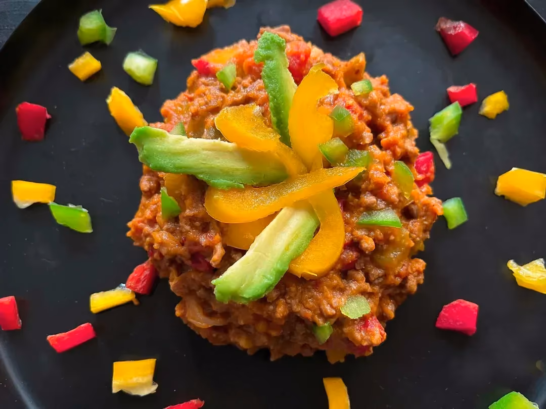 Visuellement, c'est une féérie de couleurs grâce aux poivrons vert, jaune et rouge. La viande de boeuf hachée se trouve sous les différents légumes..