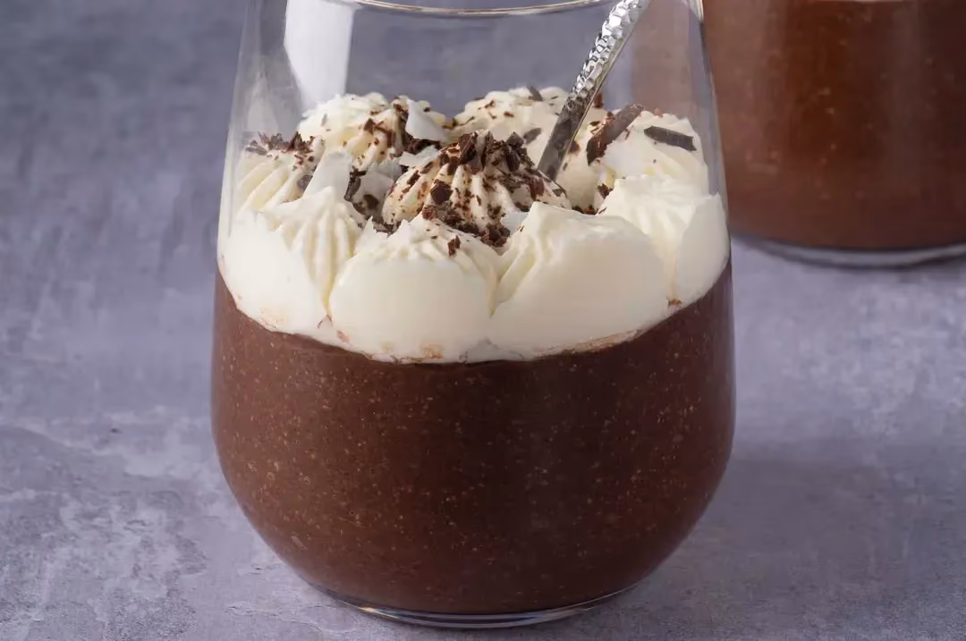 Présenté dans une verrine, le Liégois est recouvert d'une crème fouettée onctueuse.