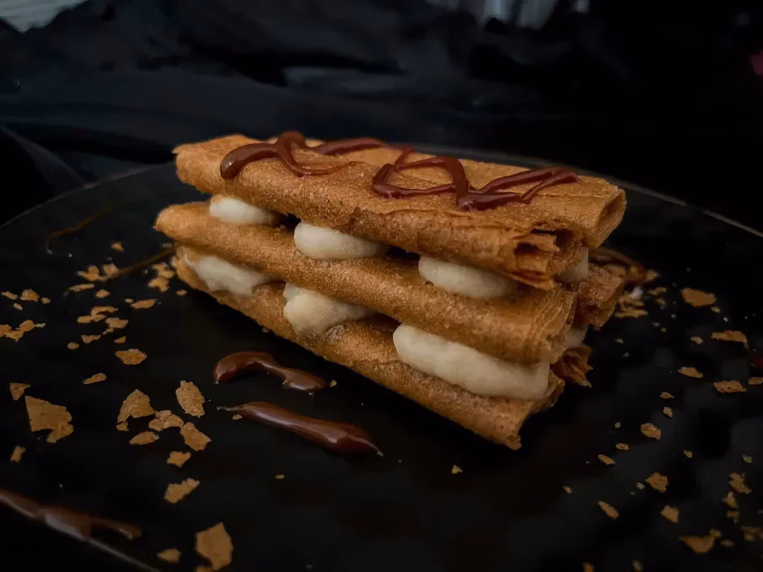 The millefeuille is made up of six gavotte crêpes, which make one serving. Stacked two by two, they are separated by caramel sauce.