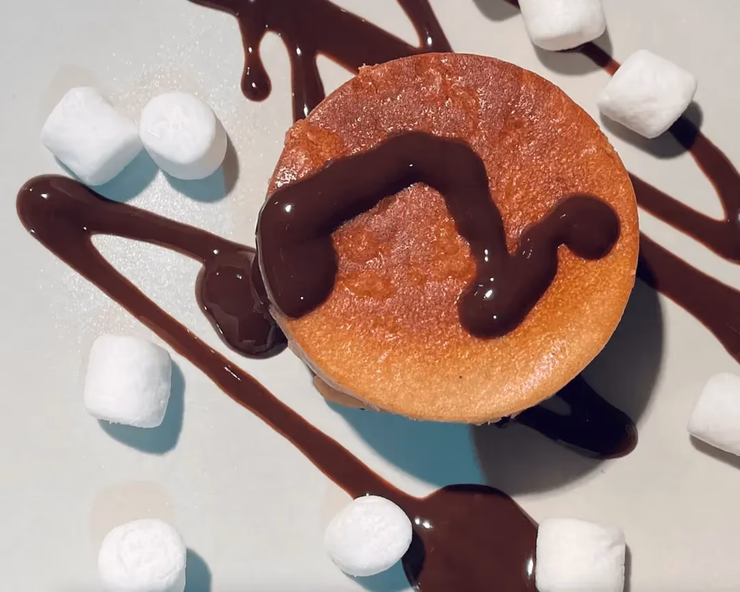 Le caramel recouvre ce petit snack sucré, un filet de chocolat sert de topping.