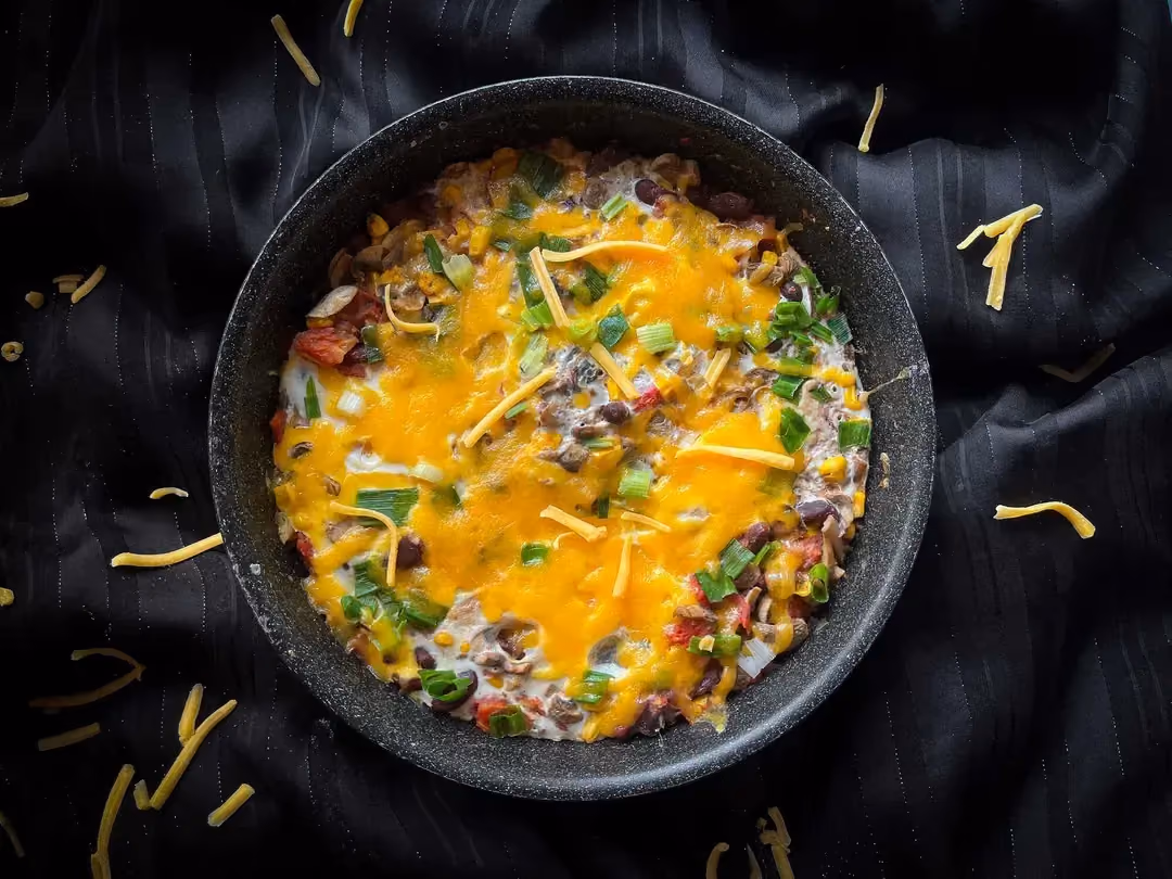 La recette d'oeufs à la mexicaine est présenté dans un saladier de couleur bleu.