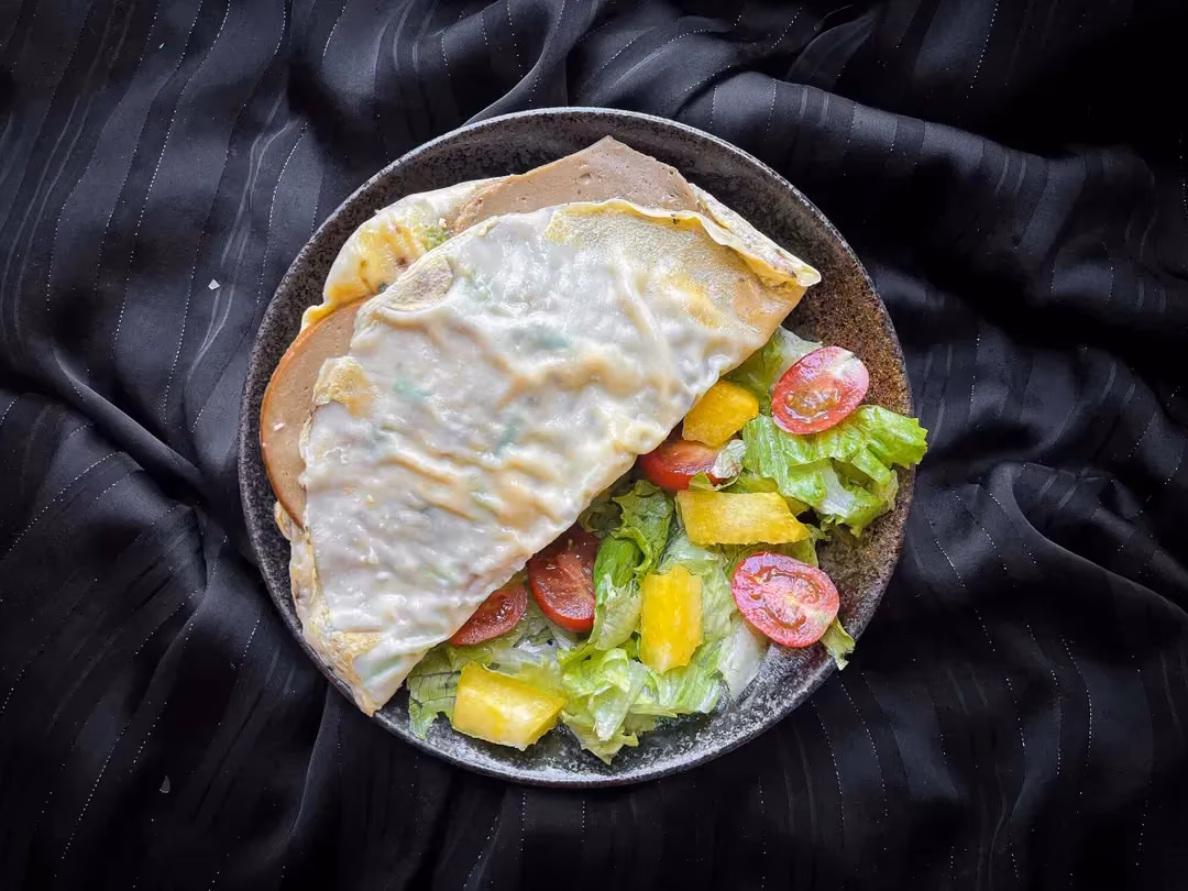 Un petit saladier de couleur bleu accueille l'omelette feuilletée à l'asiatique avec sa galette de riz.