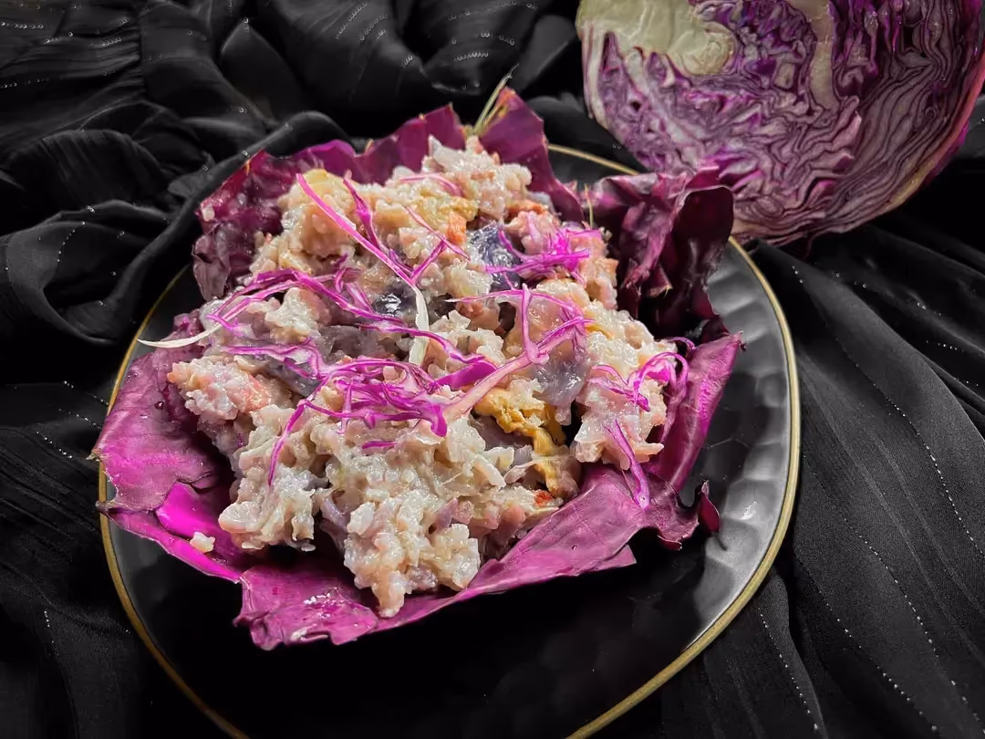 Entre mes mains se trouve une belle assiette contenant le One pot ultra violet. C'est bluffant !