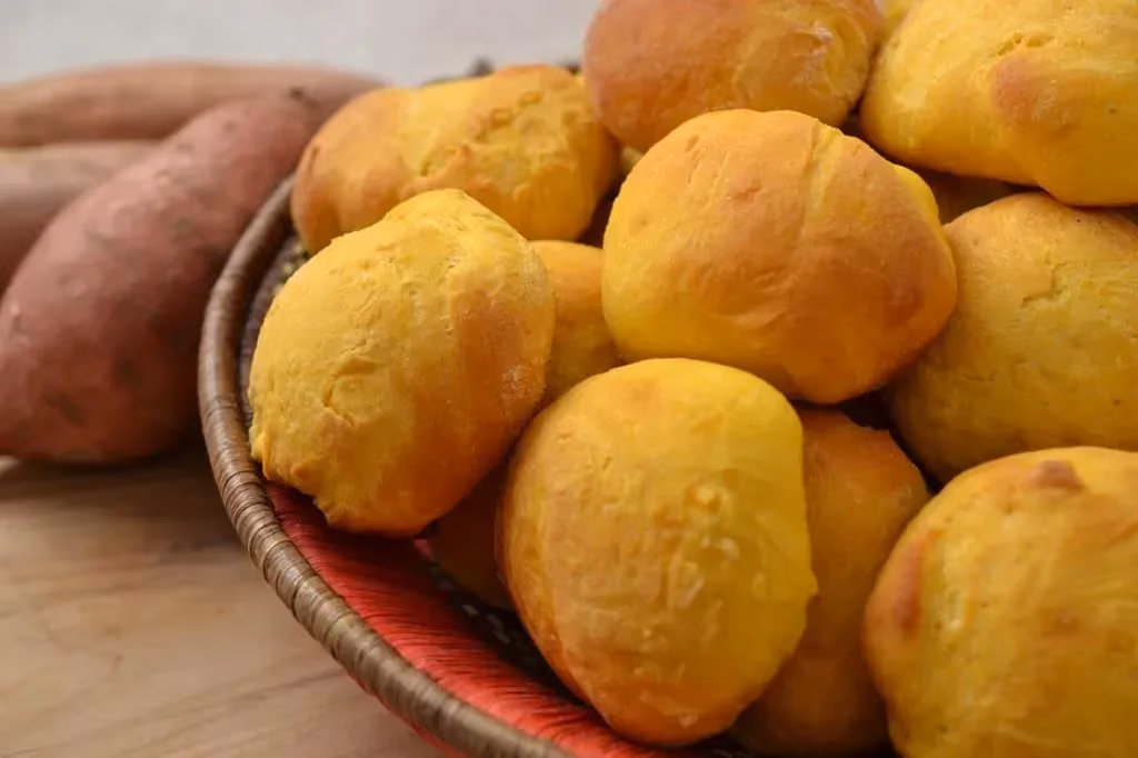 Dans un panier en osier se trouve de petits pains à la purée de patate douce.