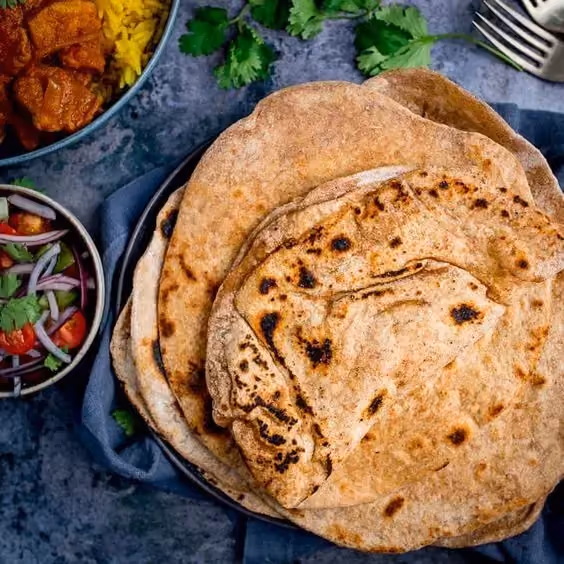 Le pain indien, chapati, se présente sous la forme de galettes peu épaisses. Il accompagne des plats de viandes et de légumes.