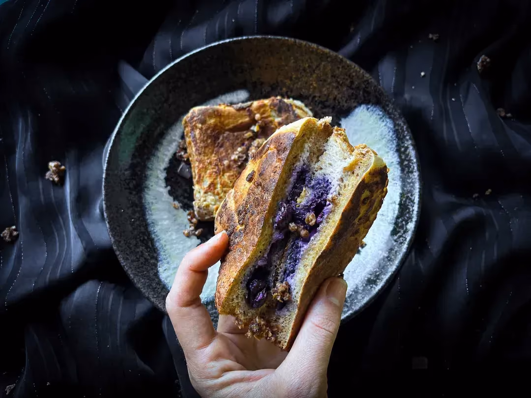 Dans ma main se trouve le pain perdu fourré aux fruits rouges et au fromage blanc.