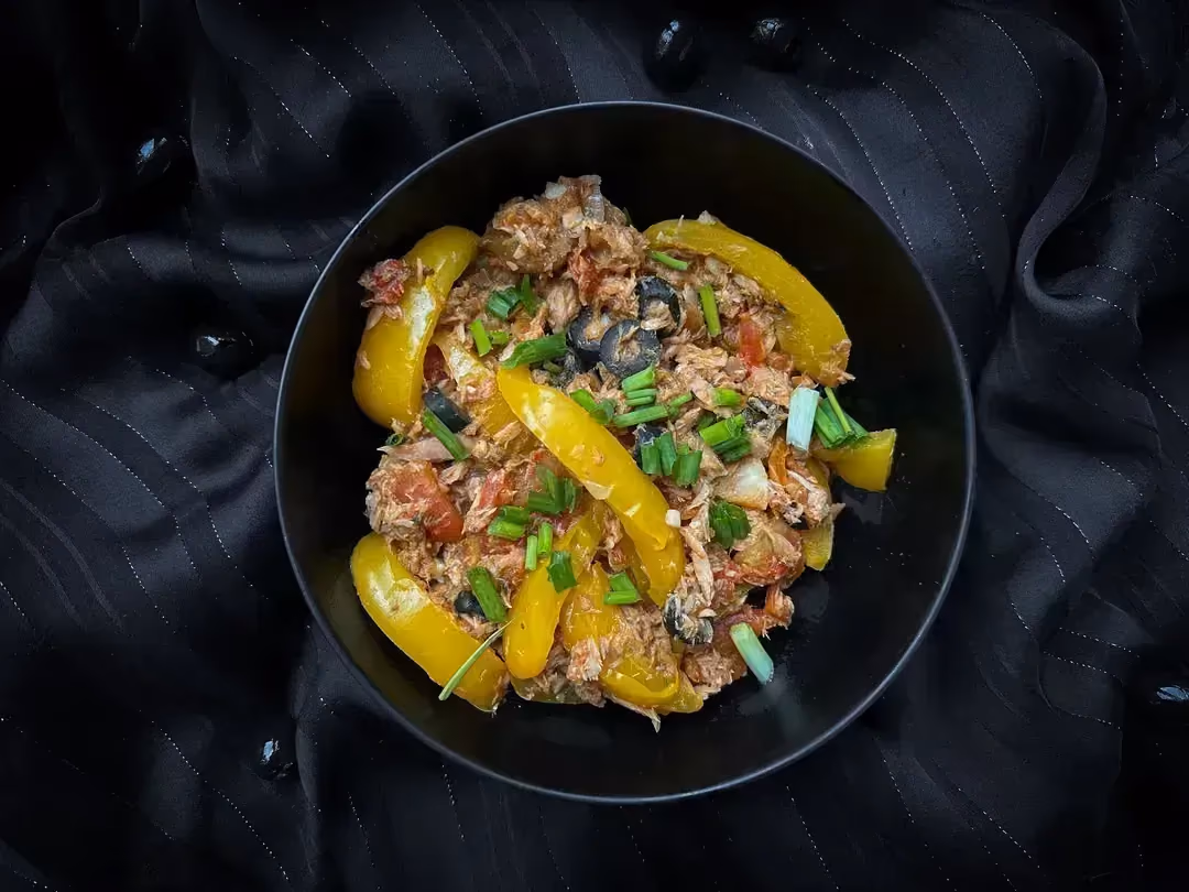 La recette de thon à la basquaise est présentée dans un petit saladier en faïence de couleur bleu.
