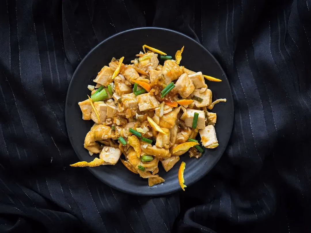 Le tofu à l'orange est présenté dans un petit saladier de couleur bleu.