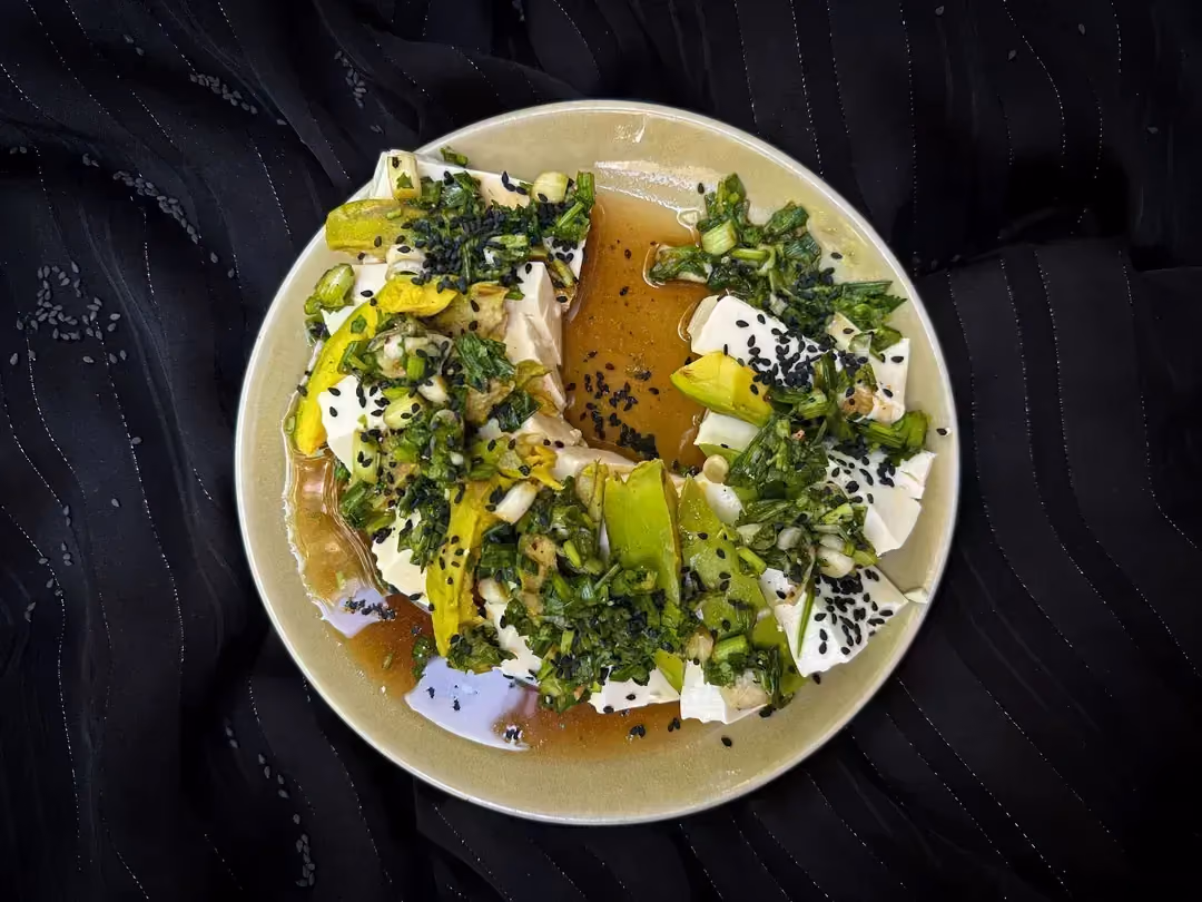 Le tofu soyeux et l'avocat sont présent dans un petit saladier.